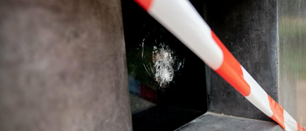 Die beschädigte Scheibe im Denkmal.