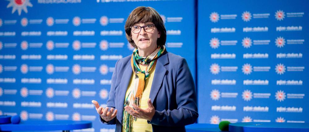 Saskia Esken, Bundesvorsitzende der SPD, spricht während einer Diskussion mit Studierenden der Polizeiakademie.
