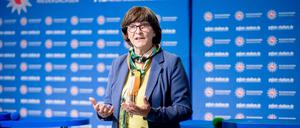 Saskia Esken, Bundesvorsitzende der SPD, spricht während einer Diskussion mit Studierenden der Polizeiakademie.