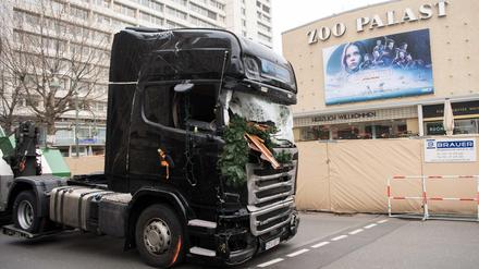 Abtransport: Die Zugmaschine wird am Tag nach dem Anschlag vom Breitscheidplatz entfernt.