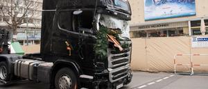 Abtransport: Die Zugmaschine wird am Tag nach dem Anschlag vom Breitscheidplatz entfernt.