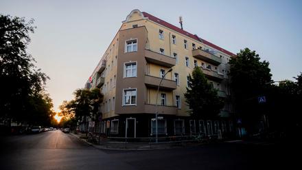 Ein unter Quarantäne gestellter Wohnblock ist am Abend zu sehen.