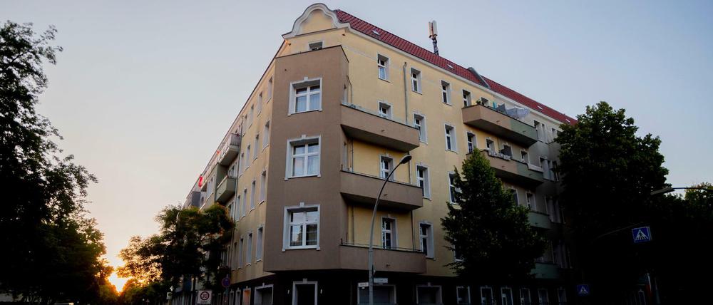 Ein unter Quarantäne gestellter Wohnblock ist am Abend zu sehen.