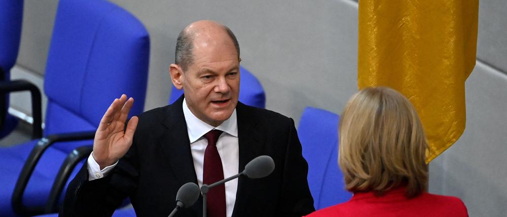Kanzler Olaf Scholz spricht im Bundestag den Amtseid