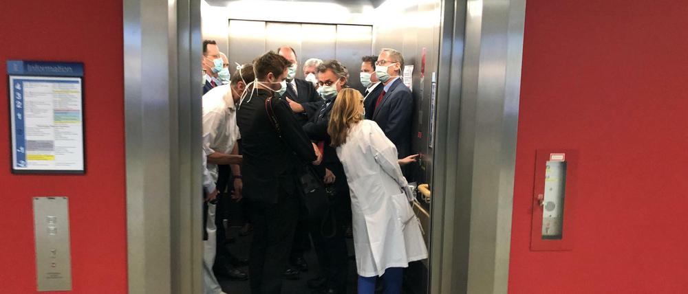Im April nahmen es mehrere Politiker bei einem Besuch der Uniklinik Gießen mit dem Abstand im Fahrstuhl nicht ganz so genau.