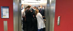 Im April nahmen es mehrere Politiker bei einem Besuch der Uniklinik Gießen mit dem Abstand im Fahrstuhl nicht ganz so genau.