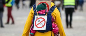 Mai 2020: Impfgegner bei Protestkundgebung der Initiative „Querdenken“ auf dem Cannstatter Wasen in Stuttgart. 