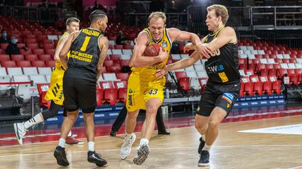 Mitten durch: Luke Sikma und Alba Berlin gehen ungeschlagen ins Viertelfinale.