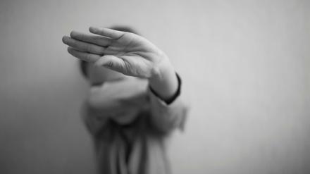 Dass auch Frauen Kinder missbrauchen, galt lange als Tabu und bekommt nur zögerlich mehr Aufmerksamkeit durch Forschung und Öffentlichkeit.