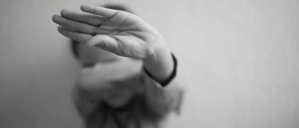 Dass auch Frauen Kinder missbrauchen, galt lange als Tabu und bekommt nur zögerlich mehr Aufmerksamkeit durch Forschung und Öffentlichkeit.
