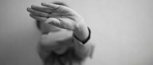 Dass auch Frauen Kinder missbrauchen, galt lange als Tabu und bekommt nur zögerlich mehr Aufmerksamkeit durch Forschung und Öffentlichkeit.