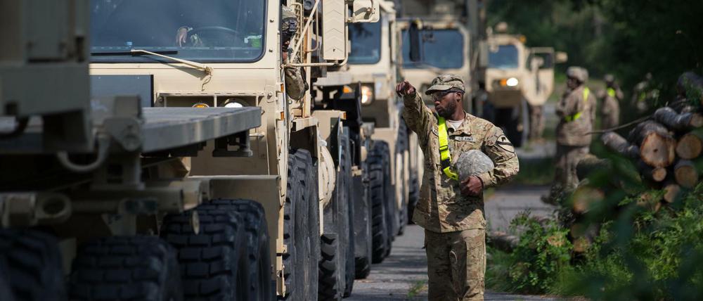 US-Militärfahrzeuge stehen in einer Schlange zum Auftanken in Augustdorf in Nordrhein-Westfalen bereit.