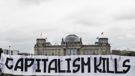 Aktivisten von "Fridays for Future" halten ein Transparent vor dem Bundestag hoch, 2019.