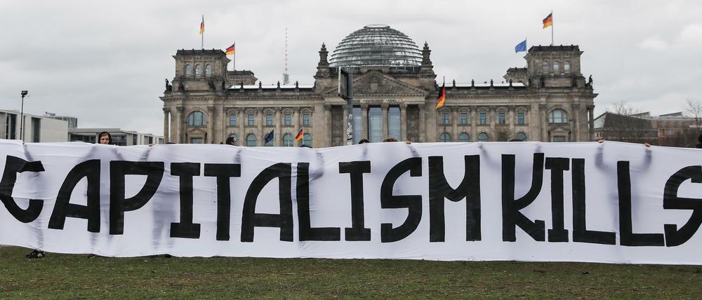 Aktivisten von "Fridays for Future" halten ein Transparent vor dem Bundestag hoch, 2019.