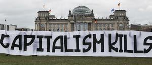 Aktivisten von "Fridays for Future" halten ein Transparent vor dem Bundestag hoch, 2019.