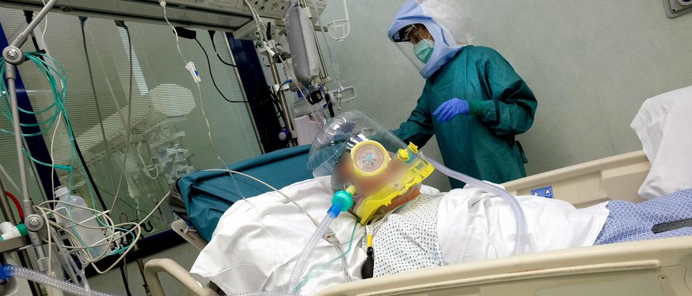 Behandlung eines Coronapatientten in Rom, Italien