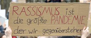 Plakat gegen Rassismus bei einer Demonstration in Berlin