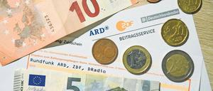 Die Ministerpräsidenten wollen den Rundfunkfinanzierungsstaatsvertrag unterschreiben, der eine Erhöhung des Beitrags auf 18,36 Euro monatlich vorsieht. Vollzogen ist die Erhöhung damit noch nicht. 