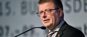 Verfassungsschutzchef Thomas Haldenwang nimmt den Kampf gegen rassistische Gruppierungen ernst. 