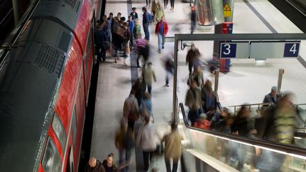 Viele Regionalzüge sind durch Pendler überlastet. Neue IC-Verbindungen könnten helfen - doch die sind mit Monatskarten weiterhin nicht nutzbar.