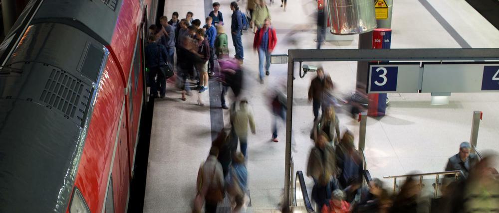 Viele Regionalzüge sind durch Pendler überlastet. Neue IC-Verbindungen könnten helfen - doch die sind mit Monatskarten weiterhin nicht nutzbar.