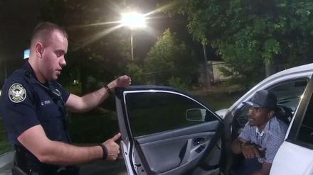 Minuten vor den tödlichen Schüssen: Polizist Garrett Rolfe befragt Rayshard Brooks