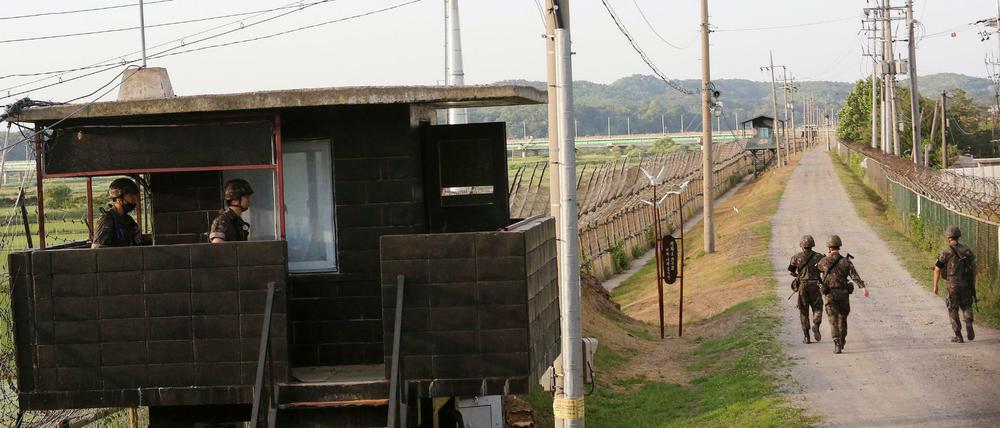 Soldaten der südkoreanischen Streitkräfte patrouillieren an der Grenze zu Nordkorea.