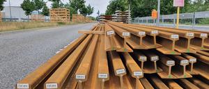 Die Schienen lagern schon auf dem Groß-Berliner Damm.