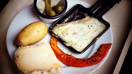 Raclette und Fondue vom französischen Käsemeister. In der „La Cantine d’Augusta“ in Schöneberg bietet Sébastien Gorius feine Kost aus Savoyen an. 