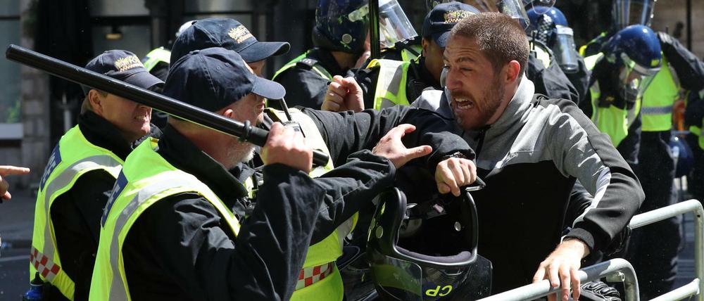  Polizeibeamte geraten mit einem Demonstranten aneinander, der gegen eine «Black Lives Matter»-Demonstration protestiert.