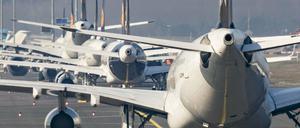 Flugzeuge der Lufthansa stehen im März geparkt auf den Frankfurter Flughafen. Weil Linienflüge abgesagt wurden, kamen viele Touristen über die Rückholaktion des Auswärtigen Amts zurück.