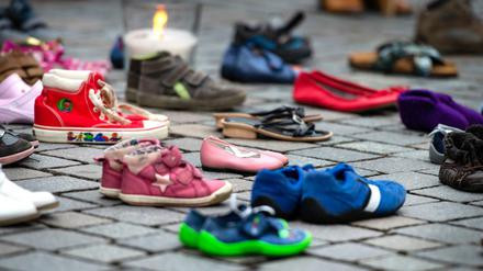 Mit einer Schweigeaktion soll auf das Schicksal der missbrauchten "Kinder von Lügde" aufmerksam gemacht werden. 