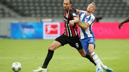 Bas Dost verteidigt den Ball gegen Berlins Per Skjelbred.