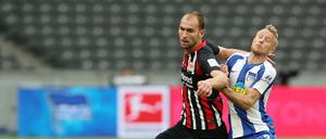 Bas Dost verteidigt den Ball gegen Berlins Per Skjelbred.