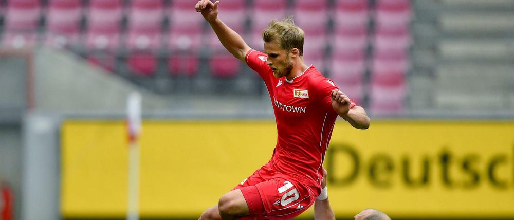 Sebastian Andersson trägt inzwischen das gleiche Trikot wie Kölns Rafael Czichos (unten).
