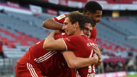 Ein Haufen Jubel: Der FC Bayern siegt auch gegen Gladbach.