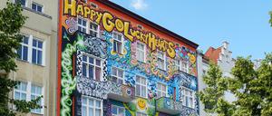 Kaum zu übersehen. Das farbenfrohe Hostel „Happy Go Lucky“.