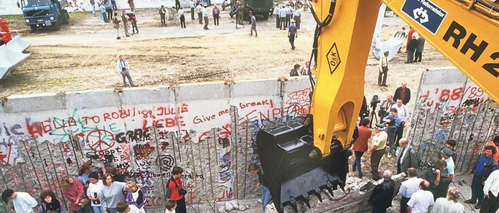 Am 13. Juni 1990 wurde an der Bernauer Straße mit dem systematischen Abriss der Berliner Mauer begonnen.