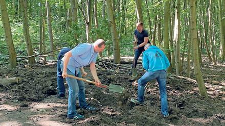In einem Lichtenberger Waldstück wurde die Polizei fündig. Der Dieb hatte gestanden und verraten, wo die Beute liegt.