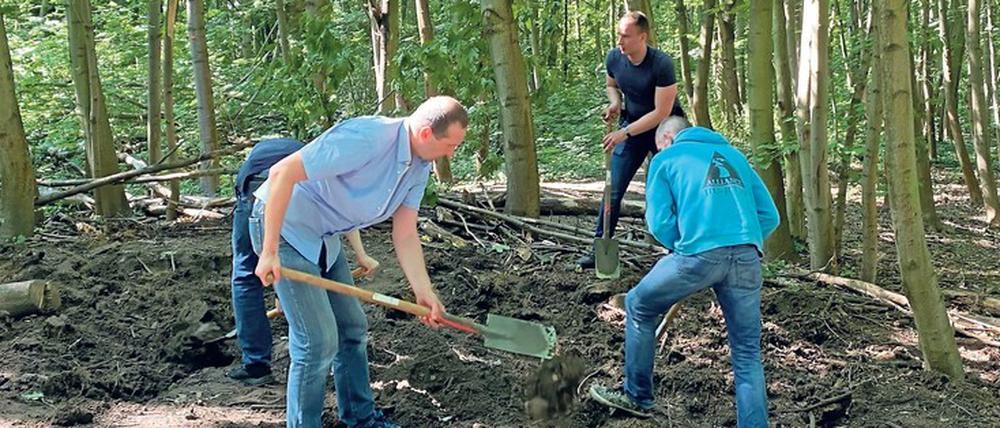 In einem Lichtenberger Waldstück wurde die Polizei fündig. Der Dieb hatte gestanden und verraten, wo die Beute liegt.