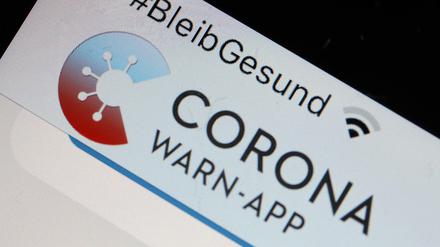 Jetzt herunterladen: Die offizielle Corona-Warn-App ist auf einem Smartphone zu sehen, darüber steht #BleibGesund». 
