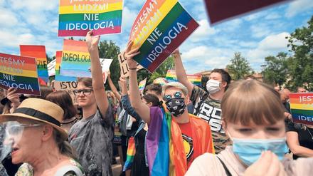 Ansage. „Wir sind Menschen, keine Ideologie“, steht auf den Plakaten. Foto: Reuters