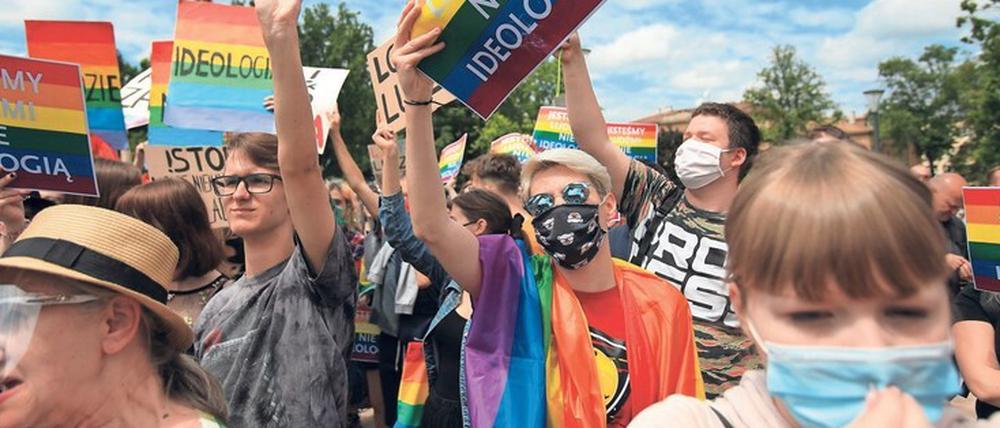 Ansage. „Wir sind Menschen, keine Ideologie“, steht auf den Plakaten. Foto: Reuters
