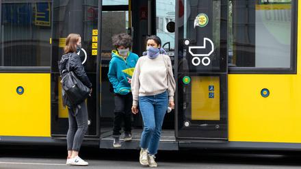 Zurückbleiben, bitte: Masken im Nahverkehr bleiben Pflicht, Abstand ist geboten.