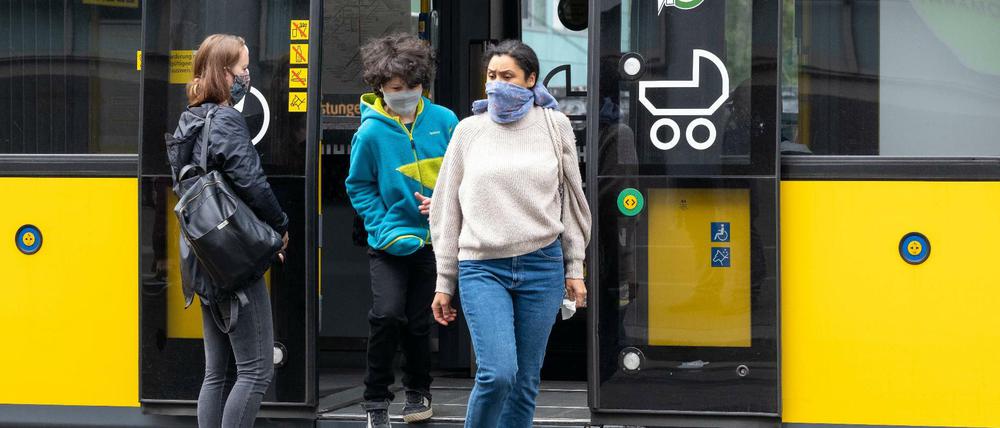 Zurückbleiben, bitte: Masken im Nahverkehr bleiben Pflicht, Abstand ist geboten.