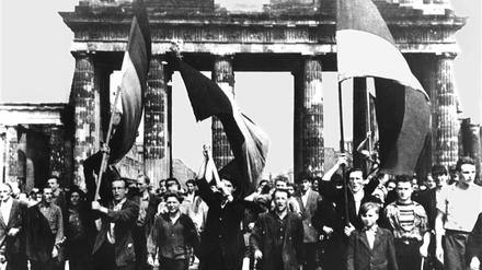 Am 17. Juni 1953 demonstrieren Berliner mit wehenden Fahnen gegen die DDR-Verhältnisse.