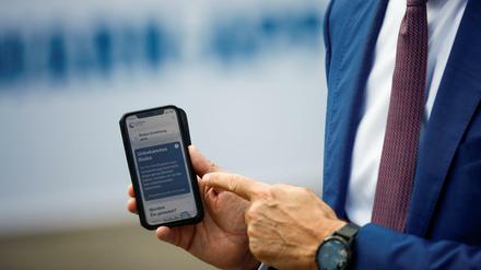 Telekom-Chef Timotheus Höttges zeigt die Corona-App am Dienstag bei der offiziellen Vorstellung.