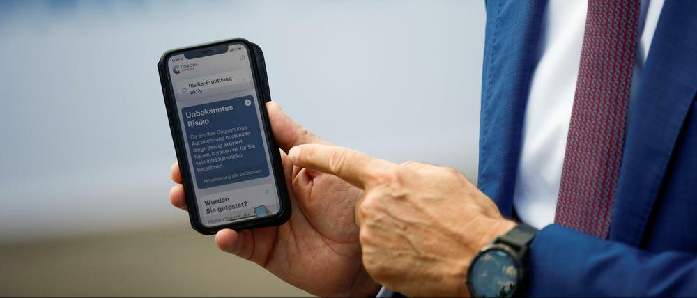 Telekom-Chef Timotheus Höttges zeigt die Corona-App am Dienstag bei der offiziellen Vorstellung.
