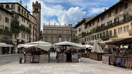 Seltsam deplatziert wirken die Souvenirstände auf der Piazza in Verona. Nur etwa ein Drittel hat geöffnet.