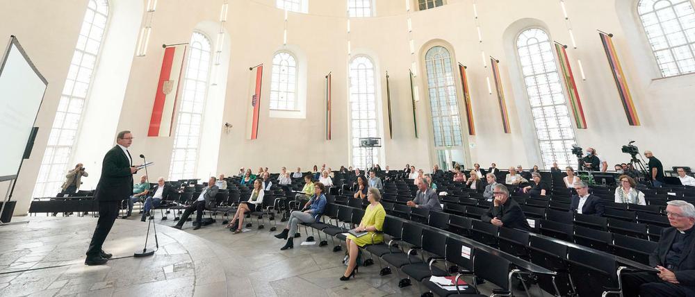 Wunden lindern. Der Limburger Bischof Georg Bätzing spricht bei der Abschlusspräsentation des Projekts "Betroffene hören - Missbrauch verhindern" in der Frankfurter Paulskirche (13.6.2020). 